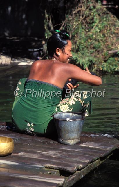 birmanie 10.JPG - Jeune femme au bord du lac InleBirmanie (Myanmar)